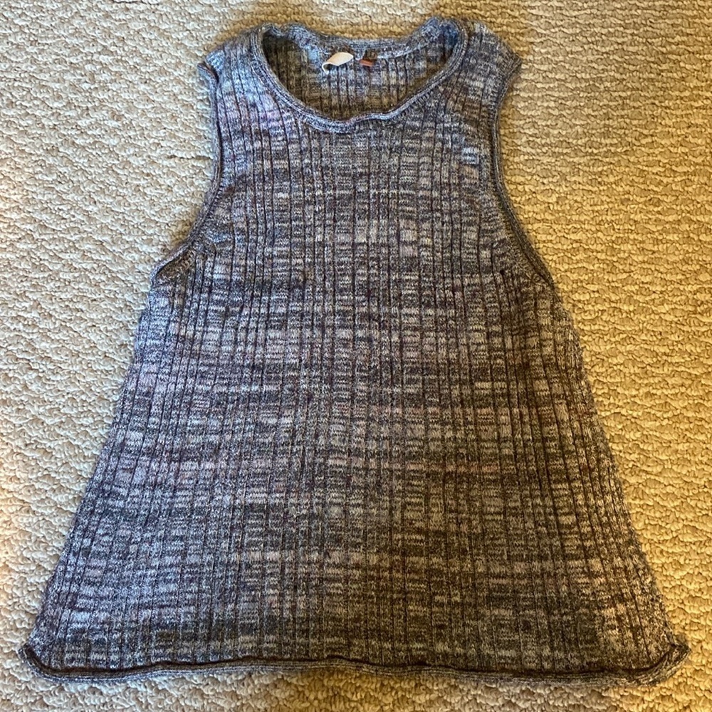 Anthropologie sleeveless light sweater in grey with pink streaks